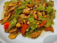 青椒炒牛肝菌-老滇山寨•云南特色菜•地方菜•民族风情歌舞表演(金碧店)