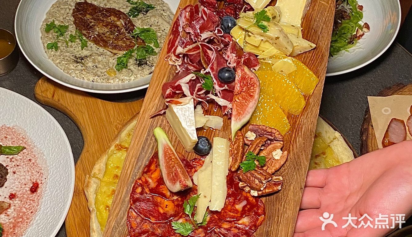 双子塔下的这家餐酒吧尊的美呆！！