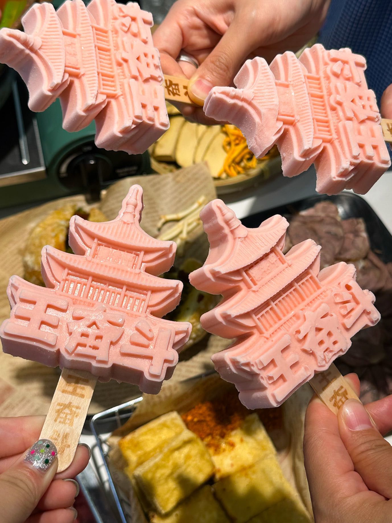 新街口新开的贵州酸汤火锅店,吃到了超可爱的雪糕