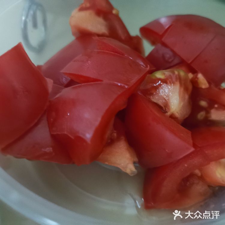 家中冰箱里只剩下番茄和西兰花