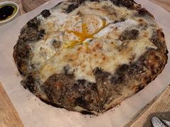 黑松露披萨，三种芝士和有机鸡蛋-Mercato莫卡多露台餐厅与酒吧(K11店)