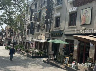 青岛的繁花。老城区四方路。四方路上熙熙攘攘的人群和各