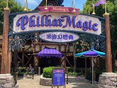 -小镇影院迪士尼小熊Duffy与他的朋友合影地