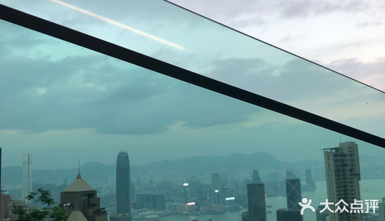 坐缆车不过七八分钟，坡度非常陡