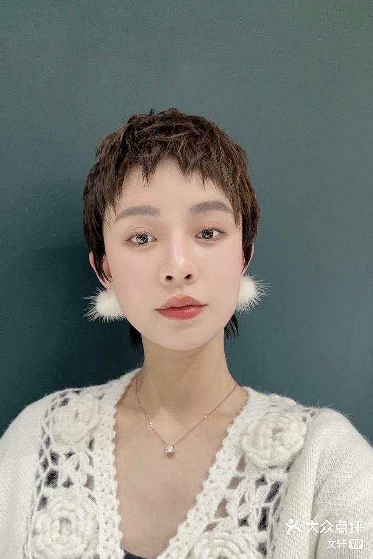 乍看就很吸引人眼球的一款短碎发,加上狗啃刘海现出女生