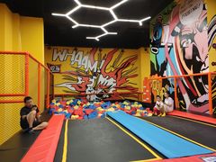 -爱蹦iBOON蹦床运动馆(江汉店)