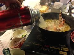 浓厚原只鸡煲花胶汤-鲜入围煮花胶鸡海鲜火锅