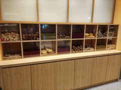 面包甜点陈列柜-炖物24章·顺时轻养茶(黄龙店)