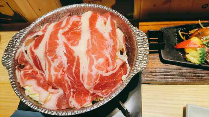 三品」三文鱼北极贝金枪鱼,分量变少94「肥牛寿喜锅」79较清淡