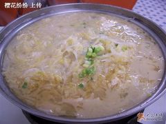 酸菜白菜白肉煲-哈尔滨风味小吃东北菜(五角场店)
