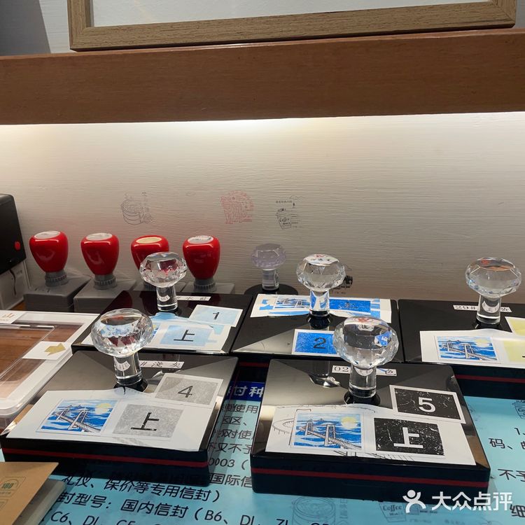 中国邮政开的咖啡店可盖各种纪念章甜点点了抹茶和北海道冰淇淋