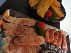 -山野的朋友露营炭火烤肉