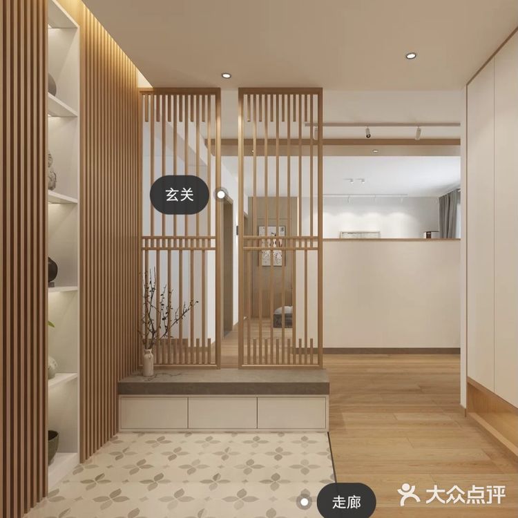 餐厅使用原木桌椅来迎合日式风格