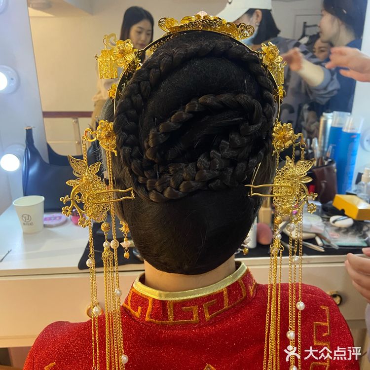 头发短到做不了造型怎么办！这化妆师真的太良心了！