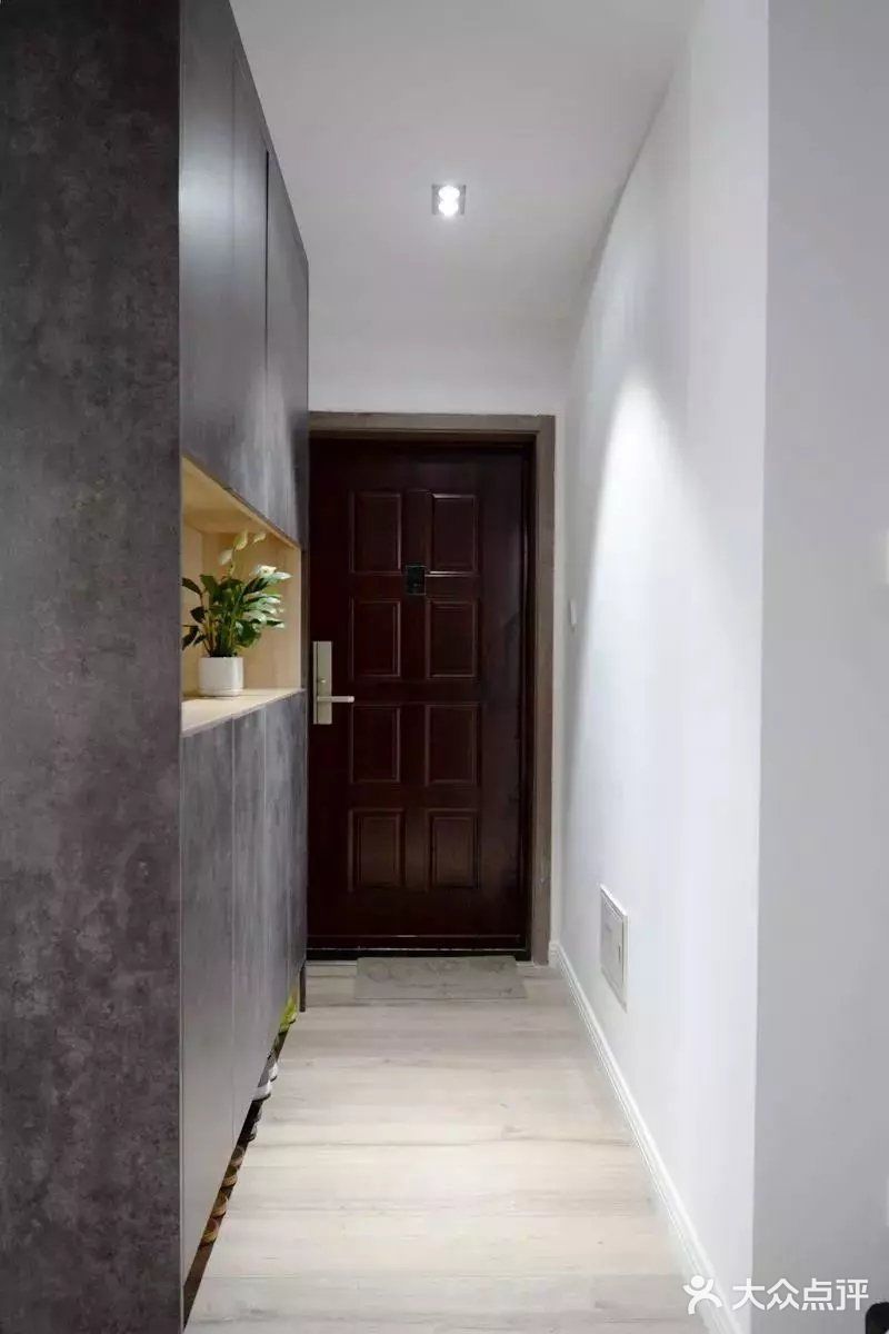 布置出一个低调奢华的华丽空间感。