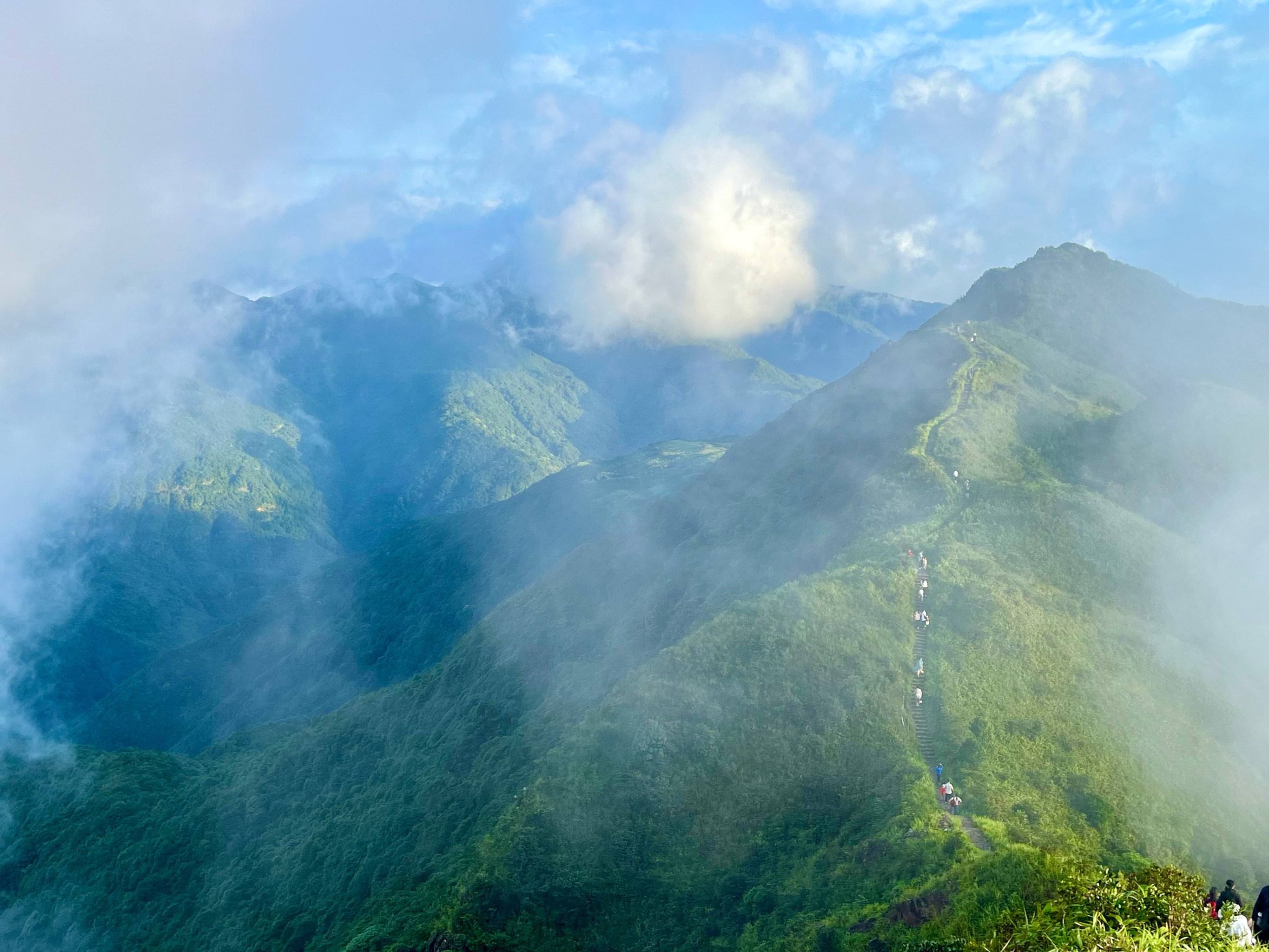 山峦重重图片