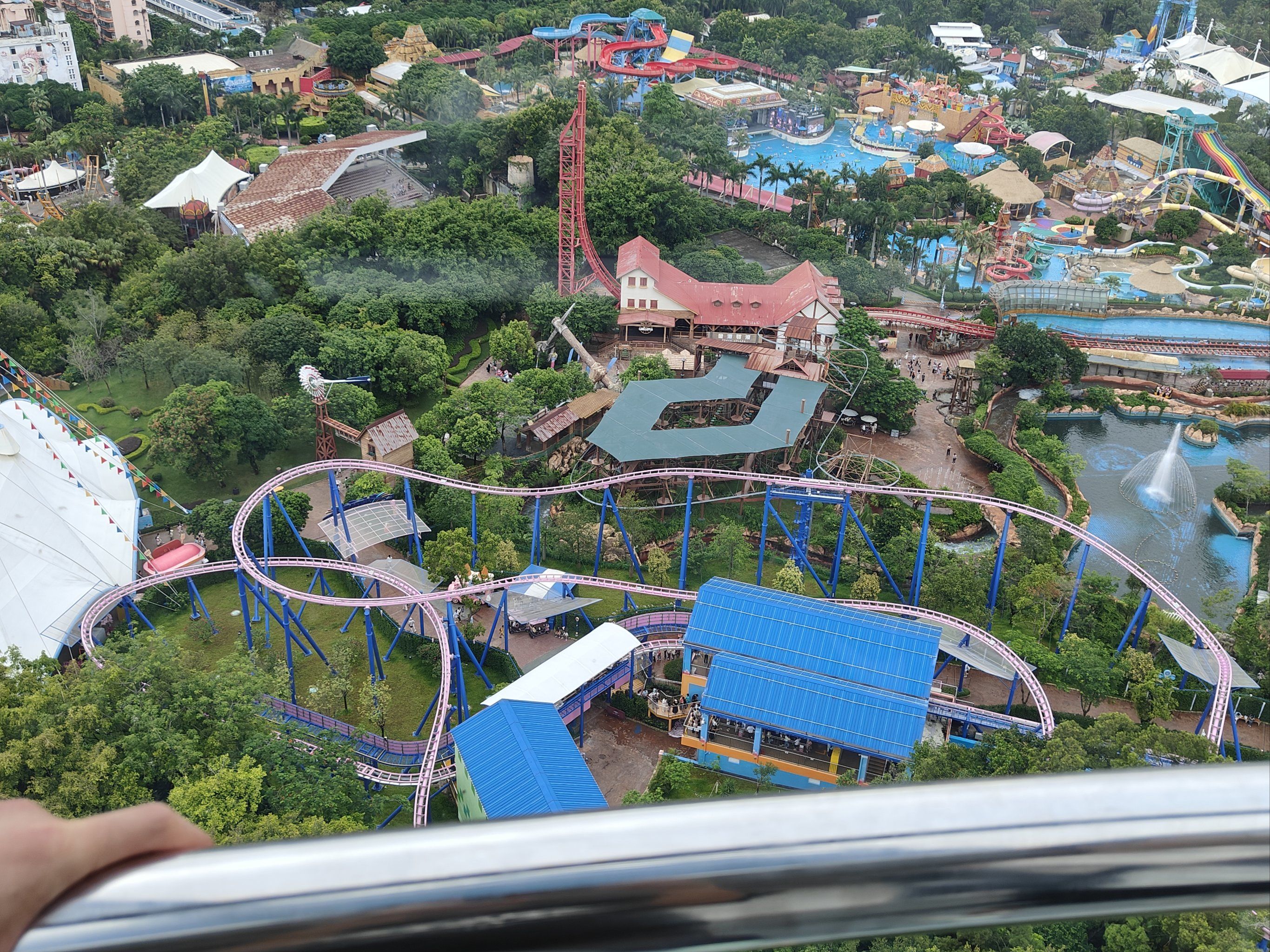 深圳的城市很繁华高楼大厦人家之烟来欢乐谷