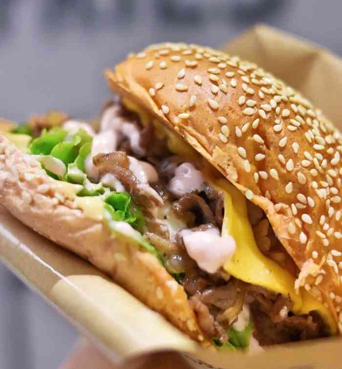 骑世堡·爆汁牛排汉堡(新世界店)-"新世界百货一楼很显眼的一家店门