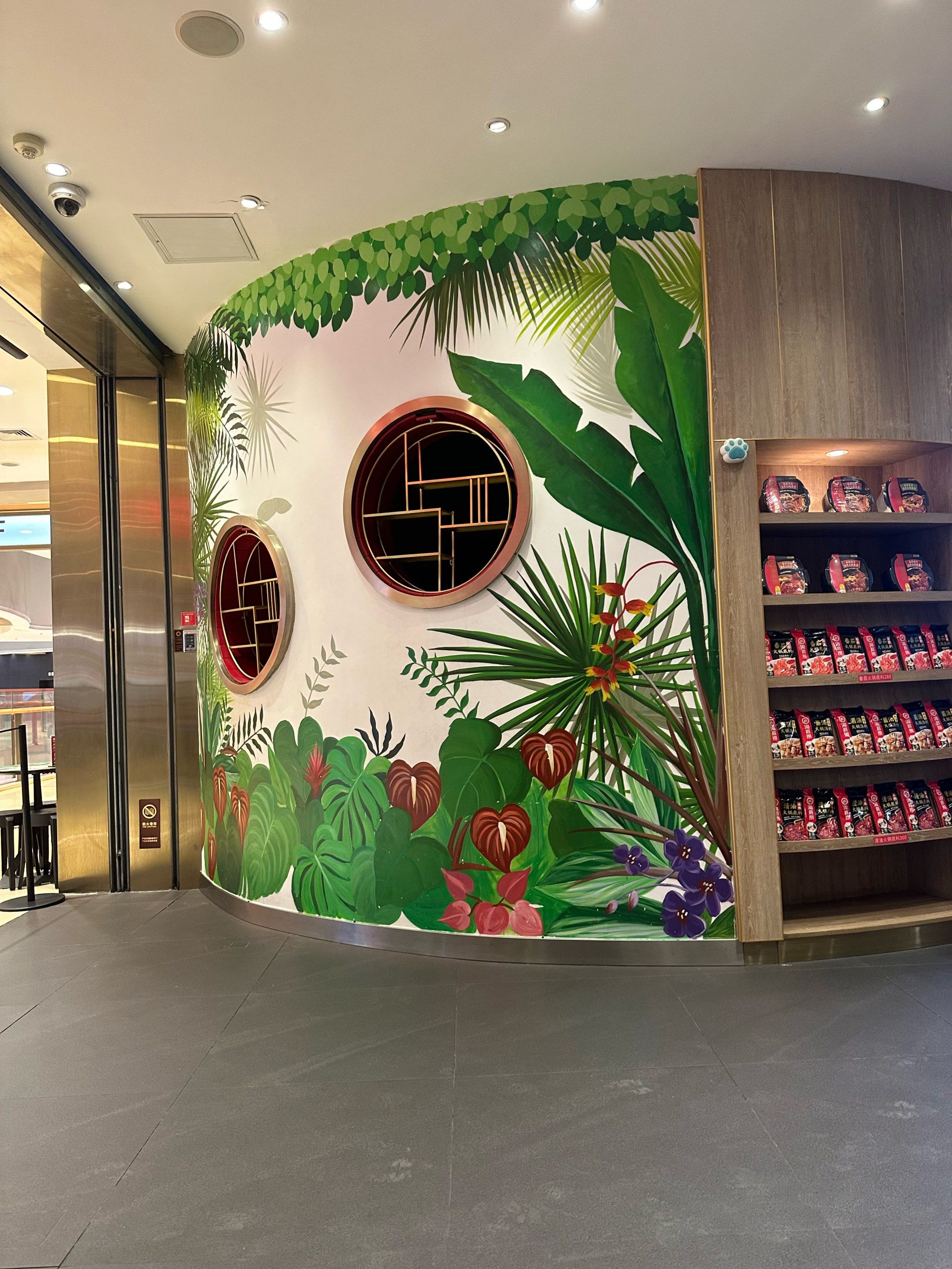 服务热情周到,地理位置很好,美甲做的很哇塞