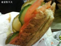 咬了一小口的牛肉丸汉堡-赛百味SUBWAY(建六宜安广场店)