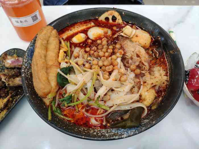 猫南北麻辣烫(哈西店)-"很好找就在万象超市出口,下扶梯就可以看见.