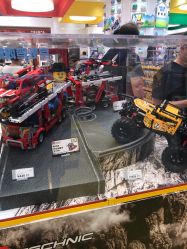 -乐高品牌旗舰店(人民广场店)