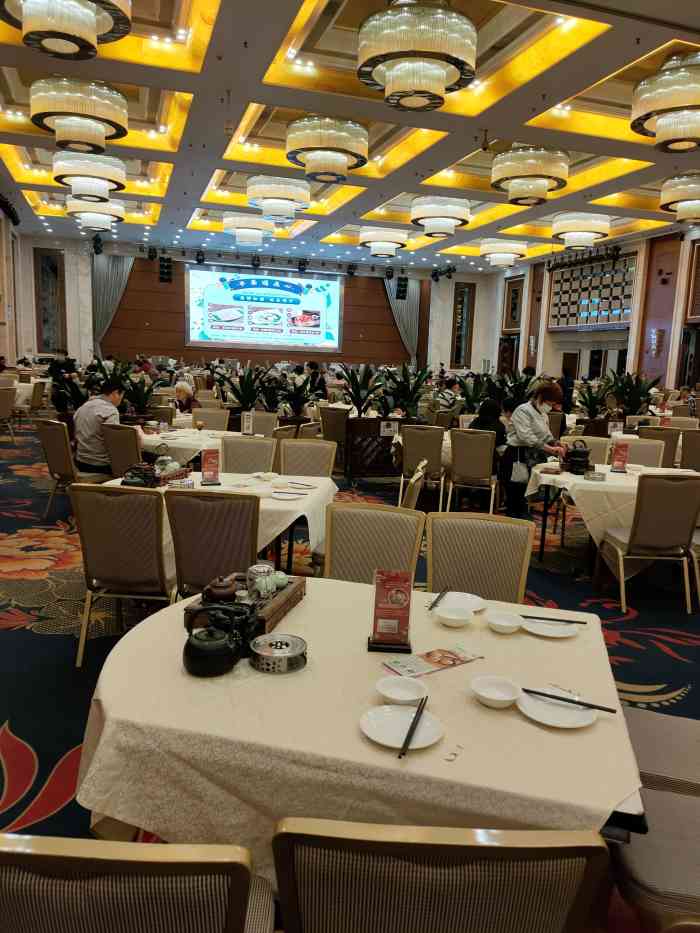 顺德人家食府(黄金广场店)-"菜品不错,量不多.环境很好,包间很宽敞.