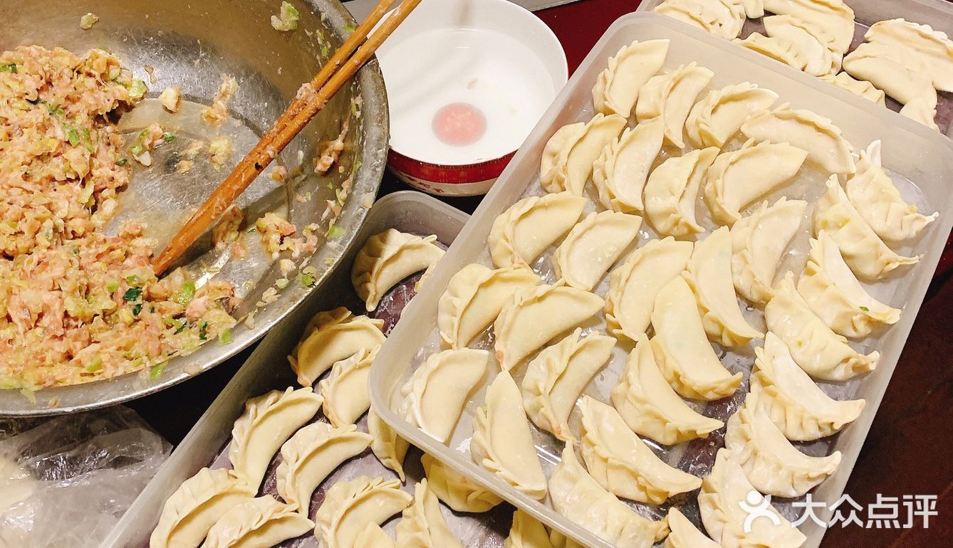 图四，昨晚包饺子包到12点半，终于把一脸盆的肉包完了
