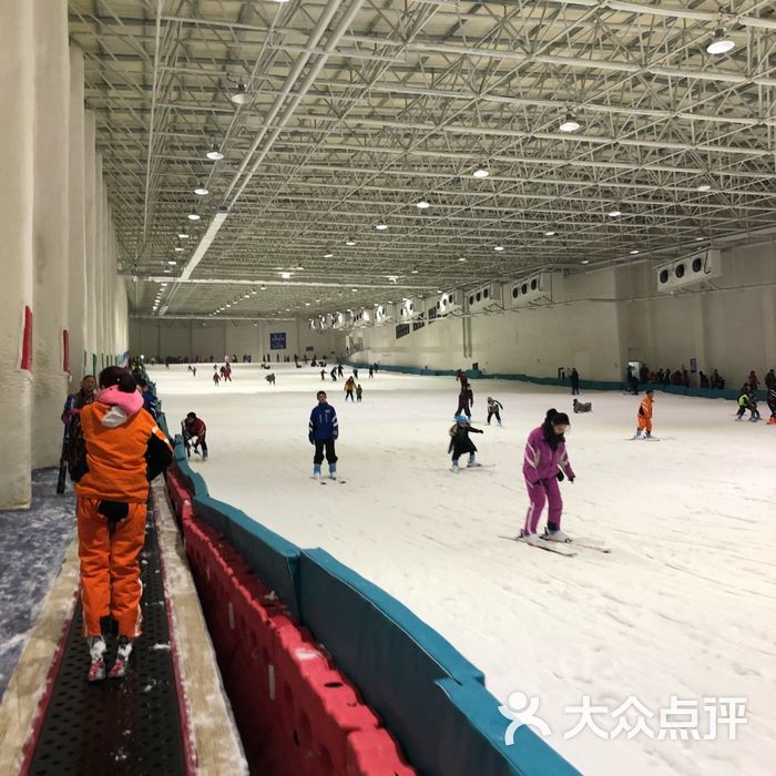 天鹅堡室内滑雪场图片