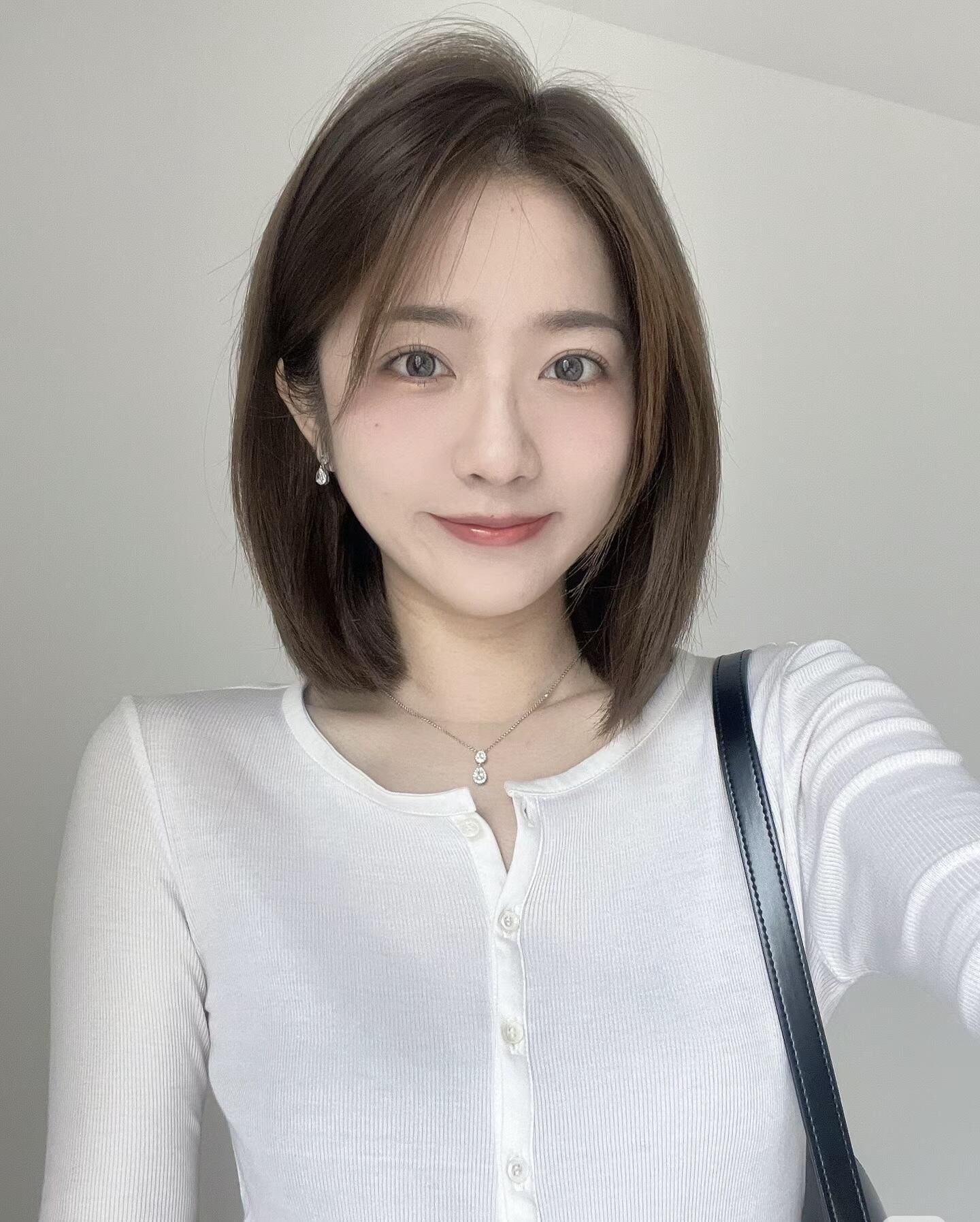 简约减龄中短发发型推荐与白衬衫的清爽相