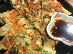 海鲜葱饼-明洞阿姨·韩式酱蟹烤肉·创意料理(三元桥店)