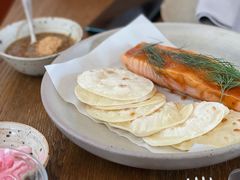 烟熏三文鱼配烤饺子皮和芥末籽酱-BOR Eatery(安福路店)