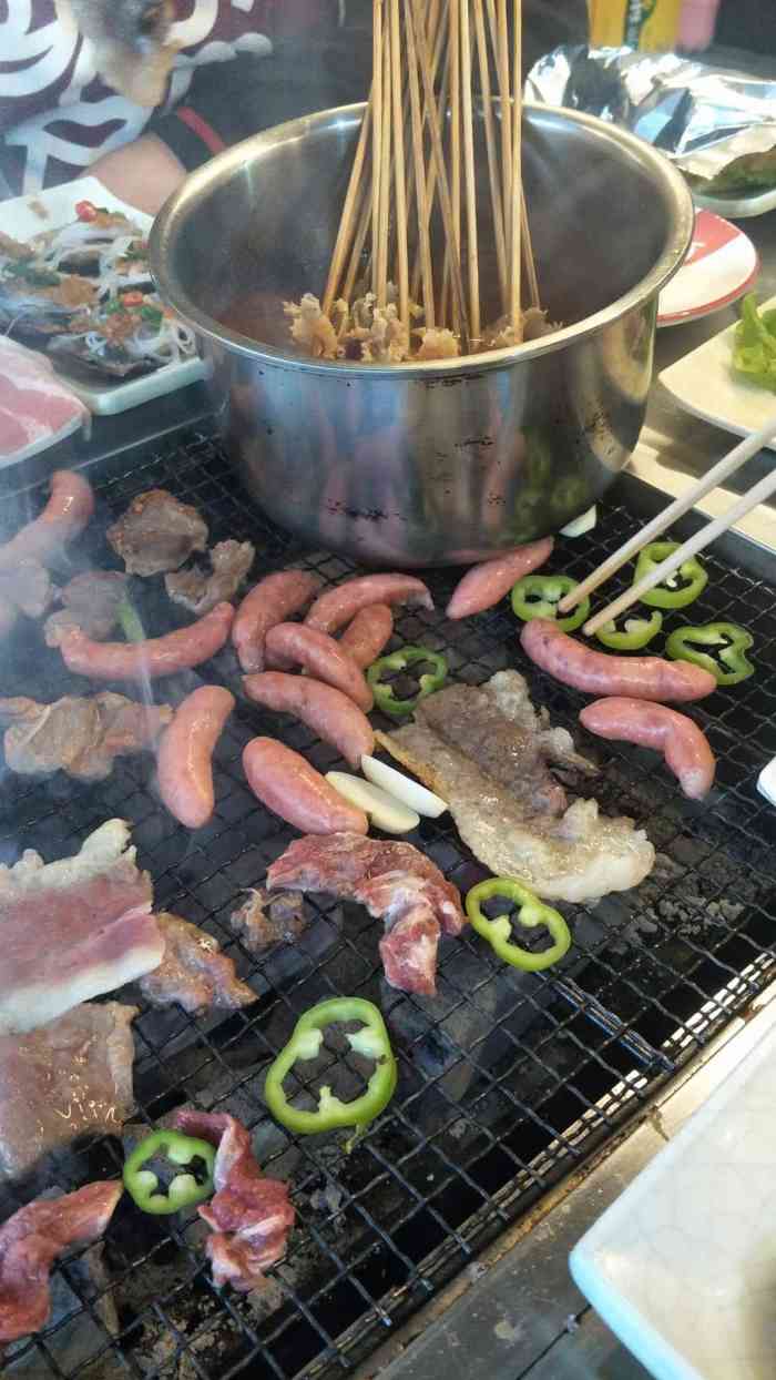 九块九地摊烤肉(大连总店)-"每次从门口开车路过都觉得这招牌…好显眼