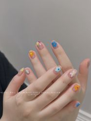 -花岐款式专研健康美甲沙龙
