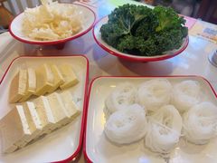 -毛辣果·贵州红酸汤牛肉火锅(西单店)