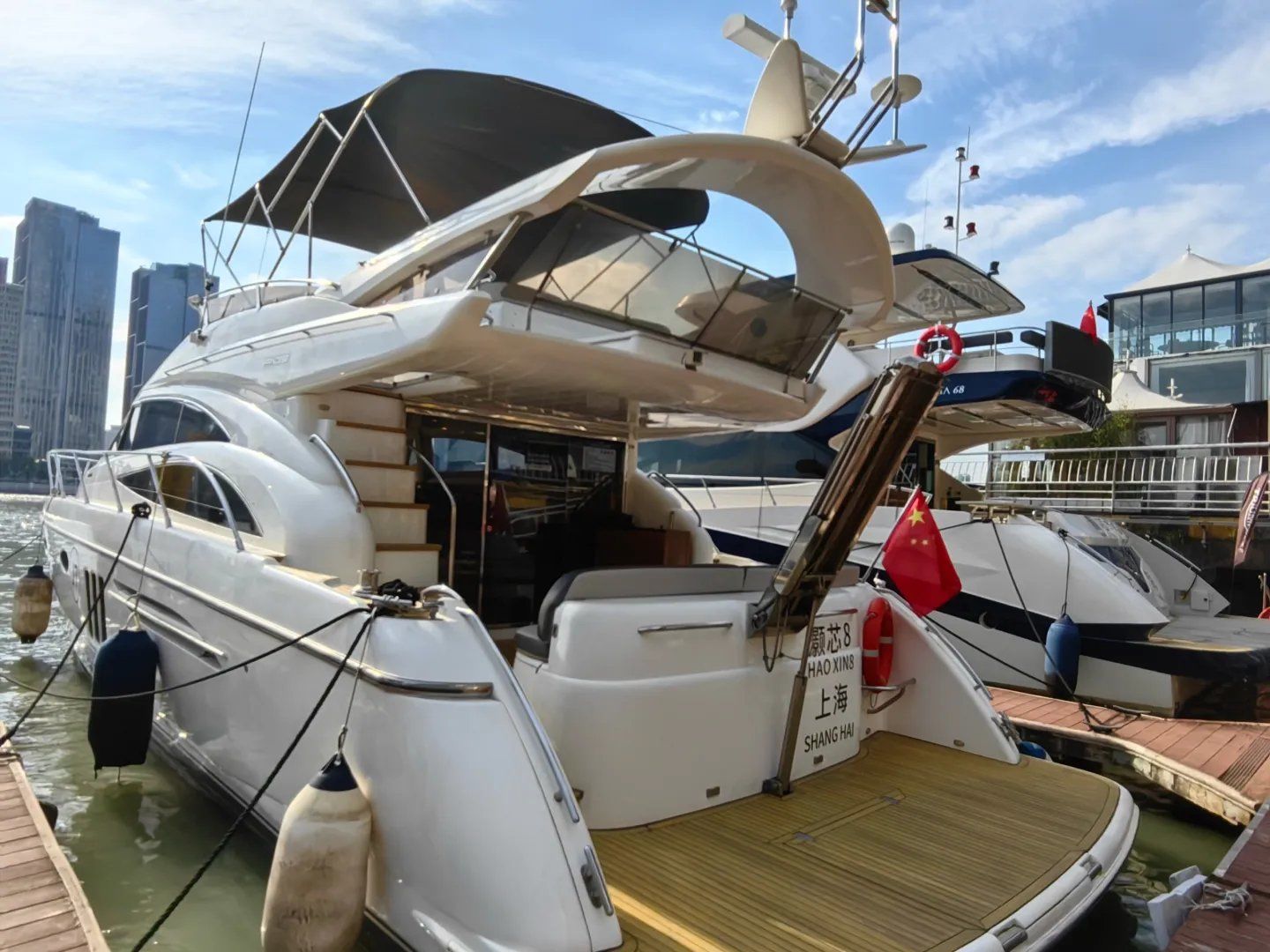 游艇湖面悠闲行