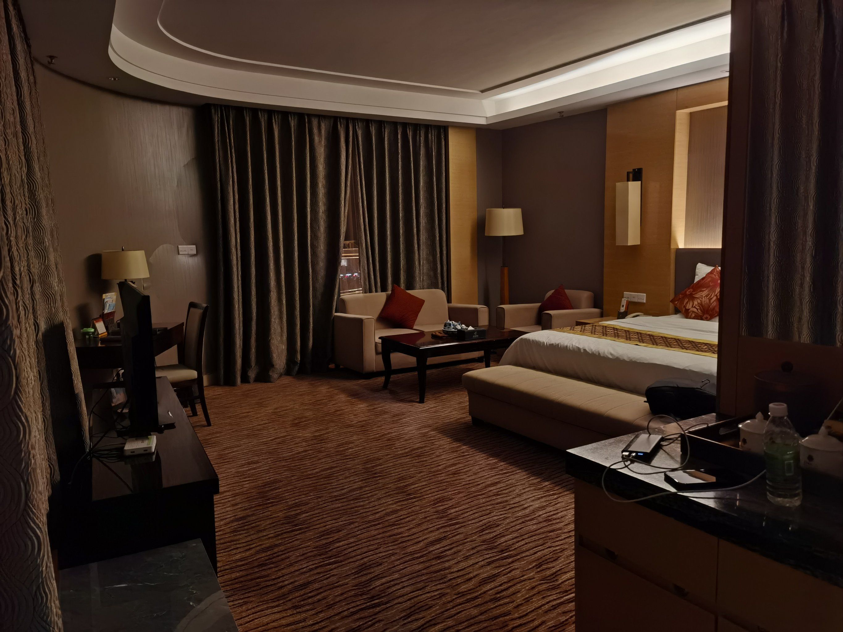 酒店里面有温泉可以泡,正宗的山泉水,不过是经过加热,有不少周边的