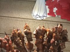 烤新疆羊肉串-何师烧烤·香辣蟹·川菜·30年老品牌(太古里旗舰店)