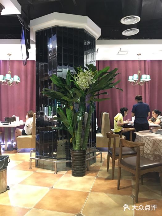闫府私房菜·百年鲁菜(恒隆店)大堂图片