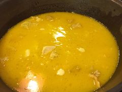 浓厚原只鸡煲花胶汤-鲜入围煮花胶鸡海鲜火锅