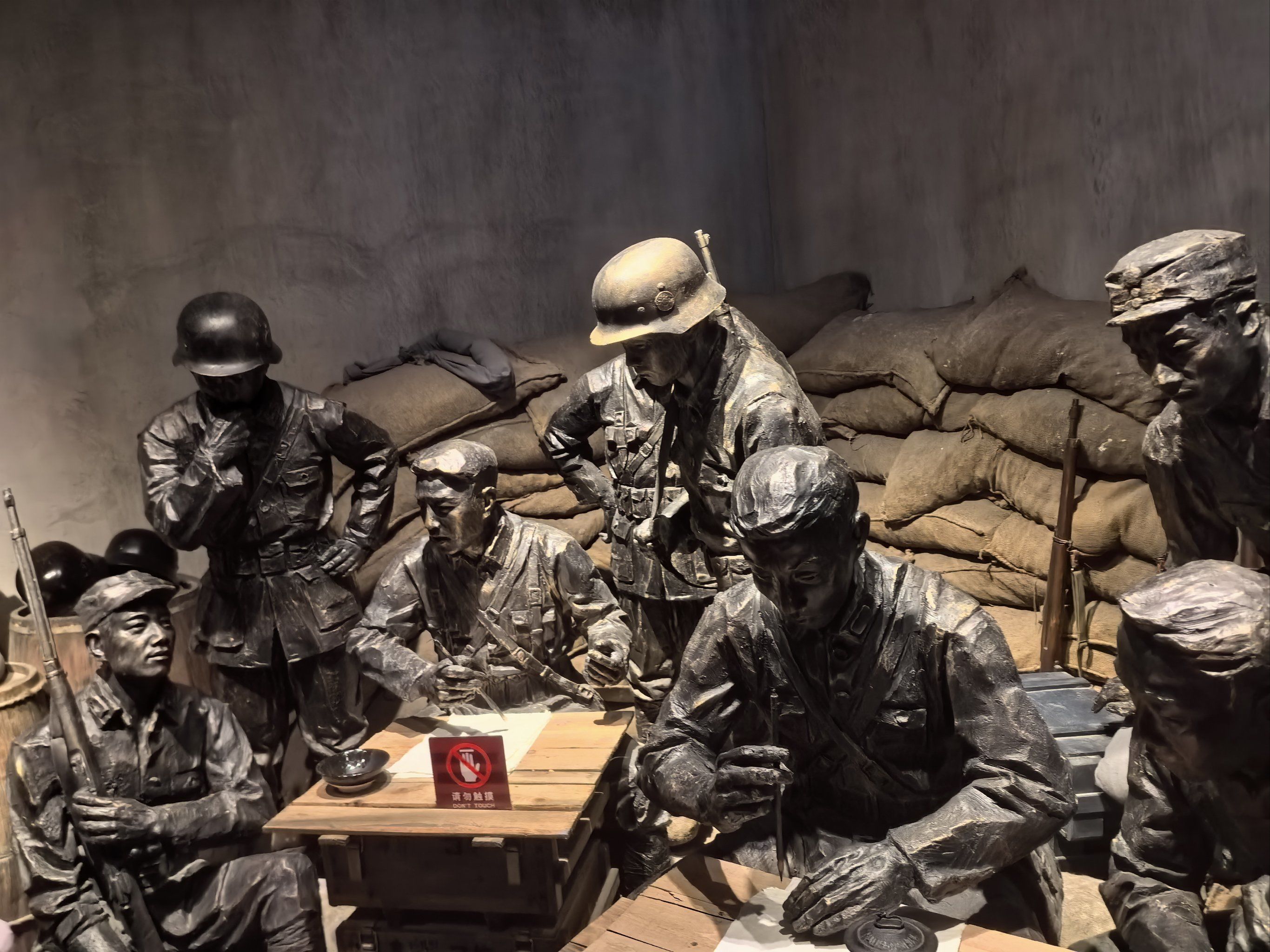 人很多,停车非常不方便,公共交通出行
四行仓库里面分为两层展览,16