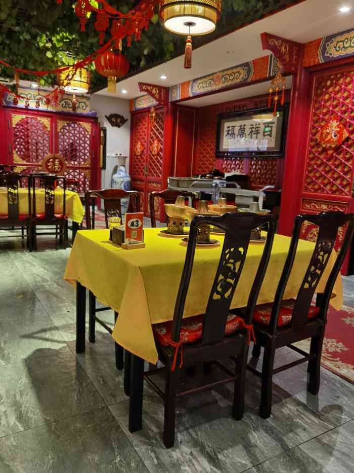 服务员热情招待有小朋友的递上小礼物一人一锅干净卫生很具北京特色