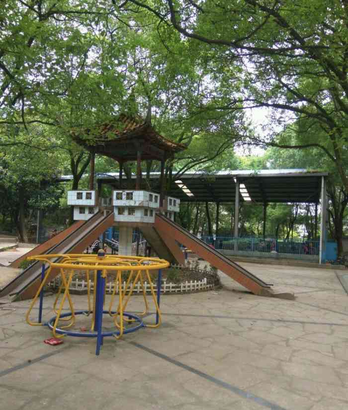 莲塘人民公园"这里算是莲塘的老公园啦 占地面积还算.