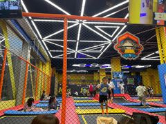 -爱蹦iBOON蹦床运动馆(江汉店)