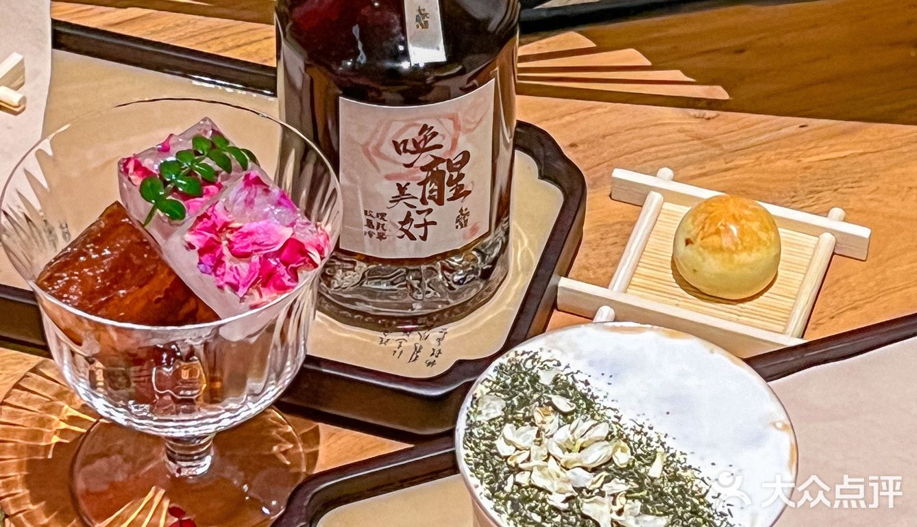 没想到刚刚办好校友卡 就在川大南门发现这家国风茶咖