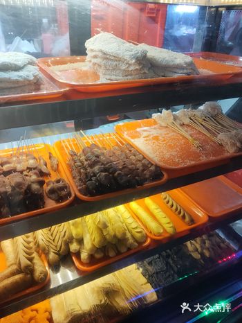 开车路过这里， 看见很多小推车，上面都有美食 