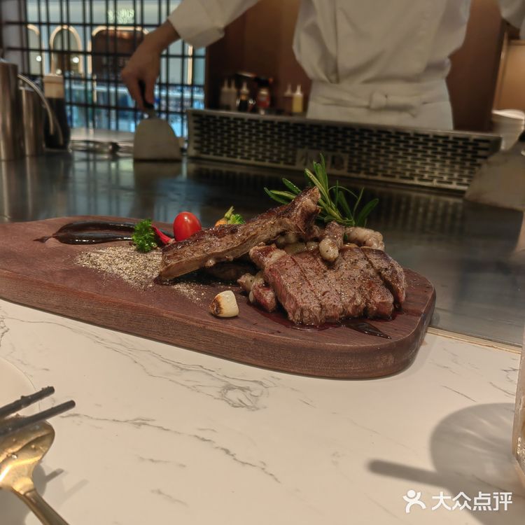 厨师烹饪热火朝天