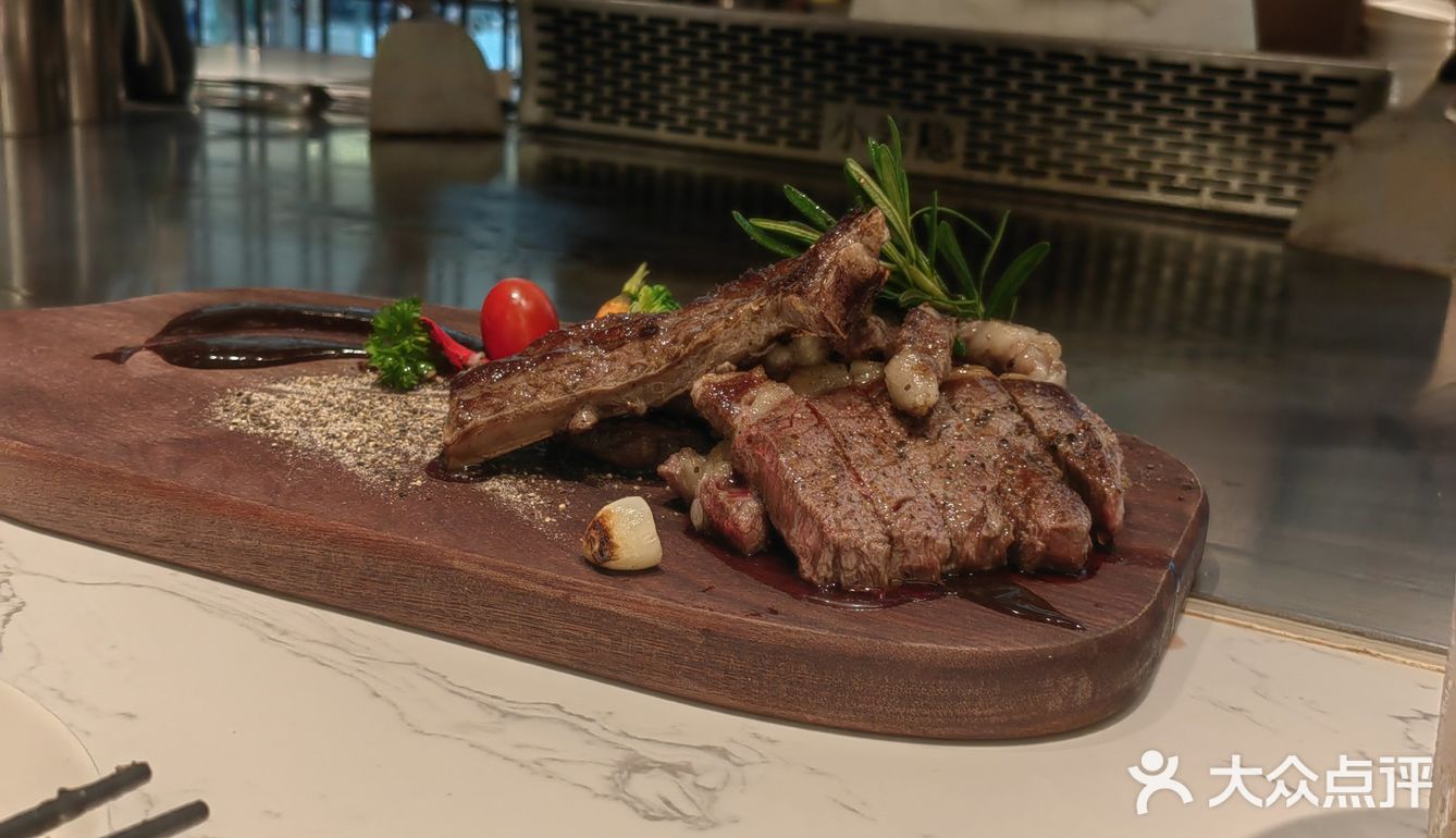 厨师烹饪热火朝天