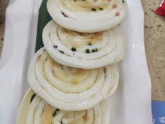 生煎蒜香葱油饼-名点一号·精致茶点·手工制作(宝华店)