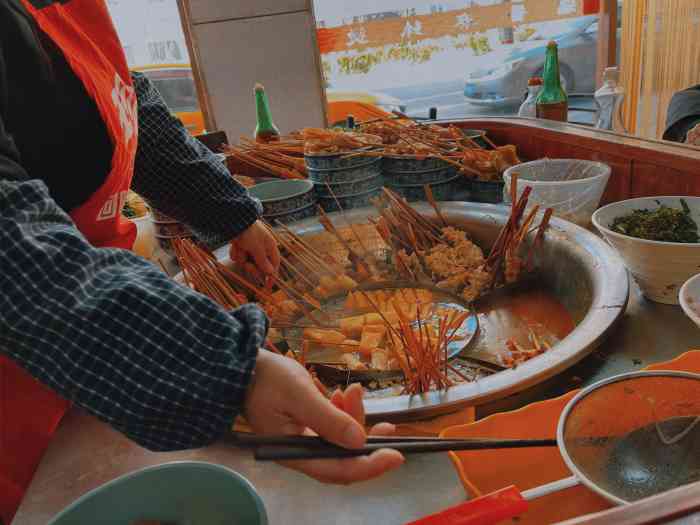 涵香麻辣烫(文化路店)-"[薄荷]环境:一中学子没有不知道这个店.